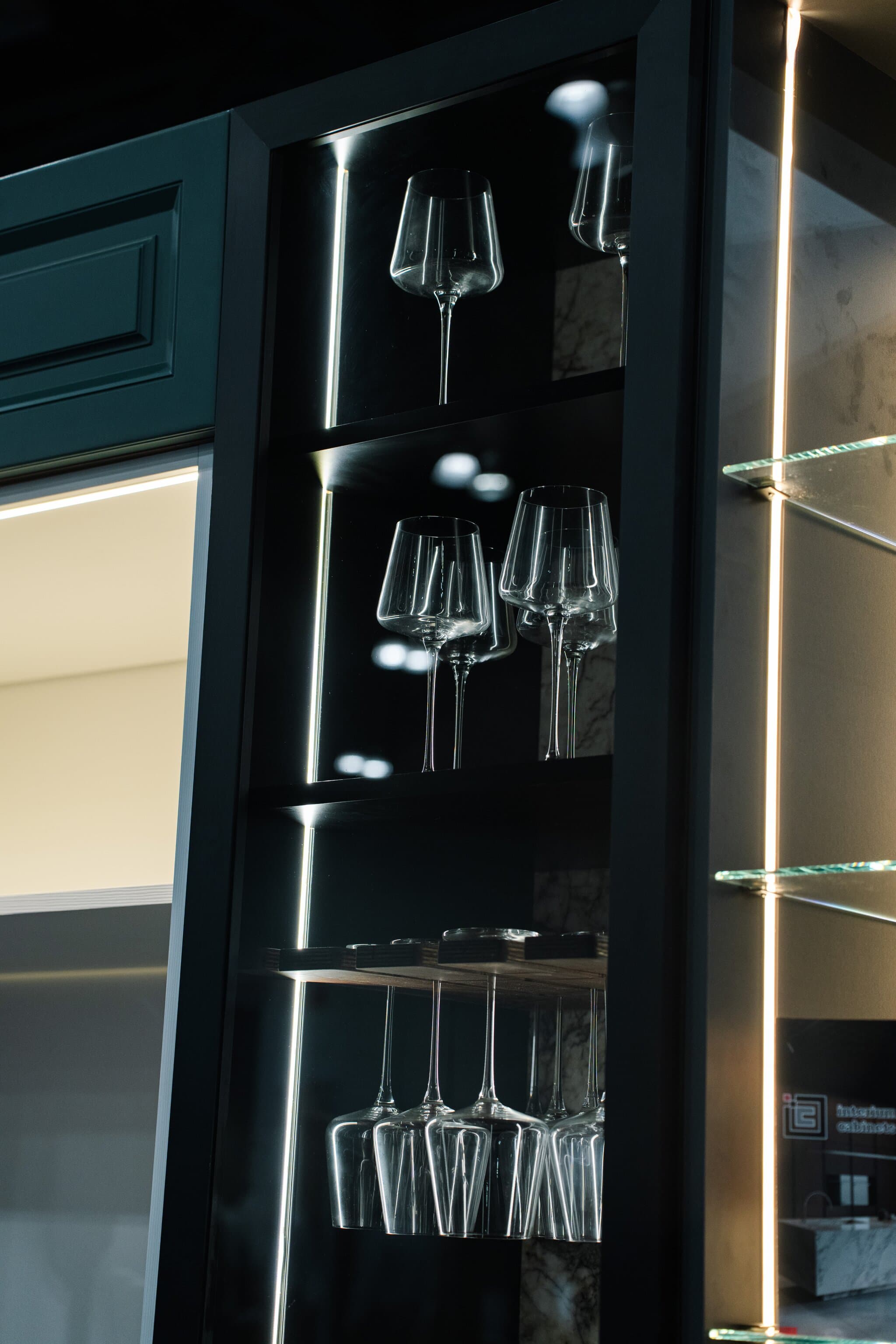 Exhibition glass cabinet design 1